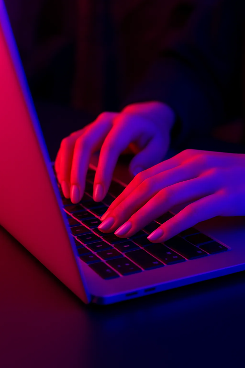 illustration une femme qui écrit sur son ordinateur